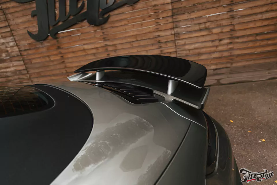 Забронировали Porsche 911 (992) Turbo S Cabriolet прозрачным глянцевым полиуретаном, защитили глянец в салоне, обработали кожу керамикой и обработали мягкую крышу